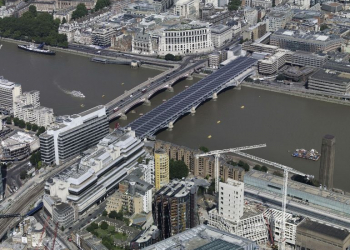 Londres inaugura a maior ponte solar do mundo com painéis panasonic