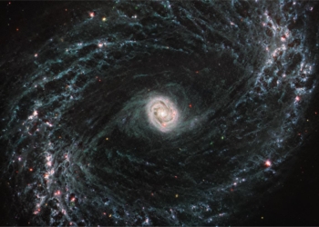 Telescópio james webb descobre redes complexas de gás e poeiras em galáxias próximas