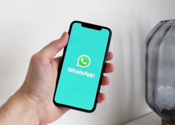 Celular aberto no aplicativo do whatsapp