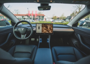 Imagem de um carro tesla por dentro
