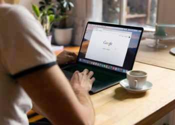 Imagem de uma pessoa acessando o google chrome