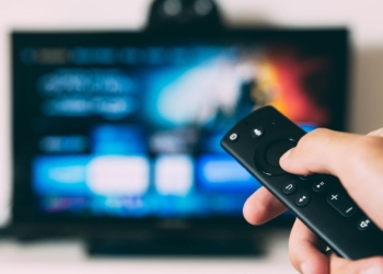 Imagem de uma pessoa escolhendo filmes em um streaming