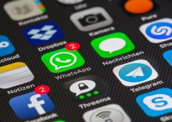 Imagem de uma tela de celular com o ícone do whatsapp e outros apps