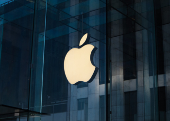 Imagem da logo da apple em um prédio