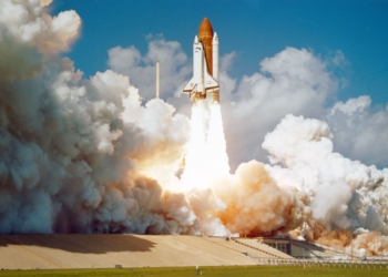 Imagem de um foguete sendo lançado spacex