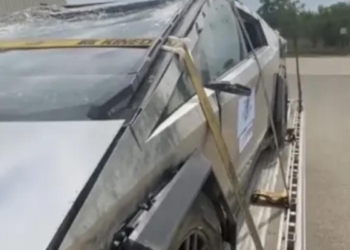 Vídeo revela estado do tesla cybertruck após capotamento em vala