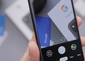 Imagem de uma câmera de celular com a logo do google
