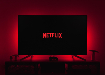 Tela de televisão com a abertura da netflix
