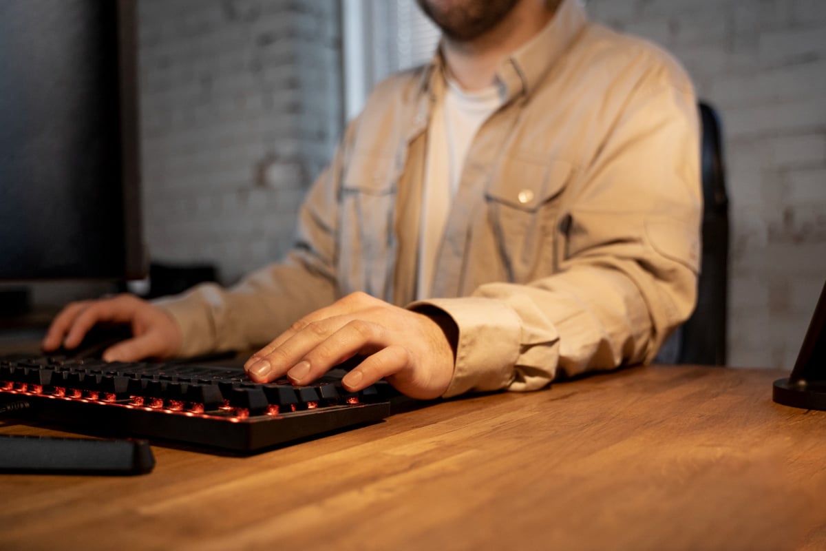 Homem trabalhando em um computador