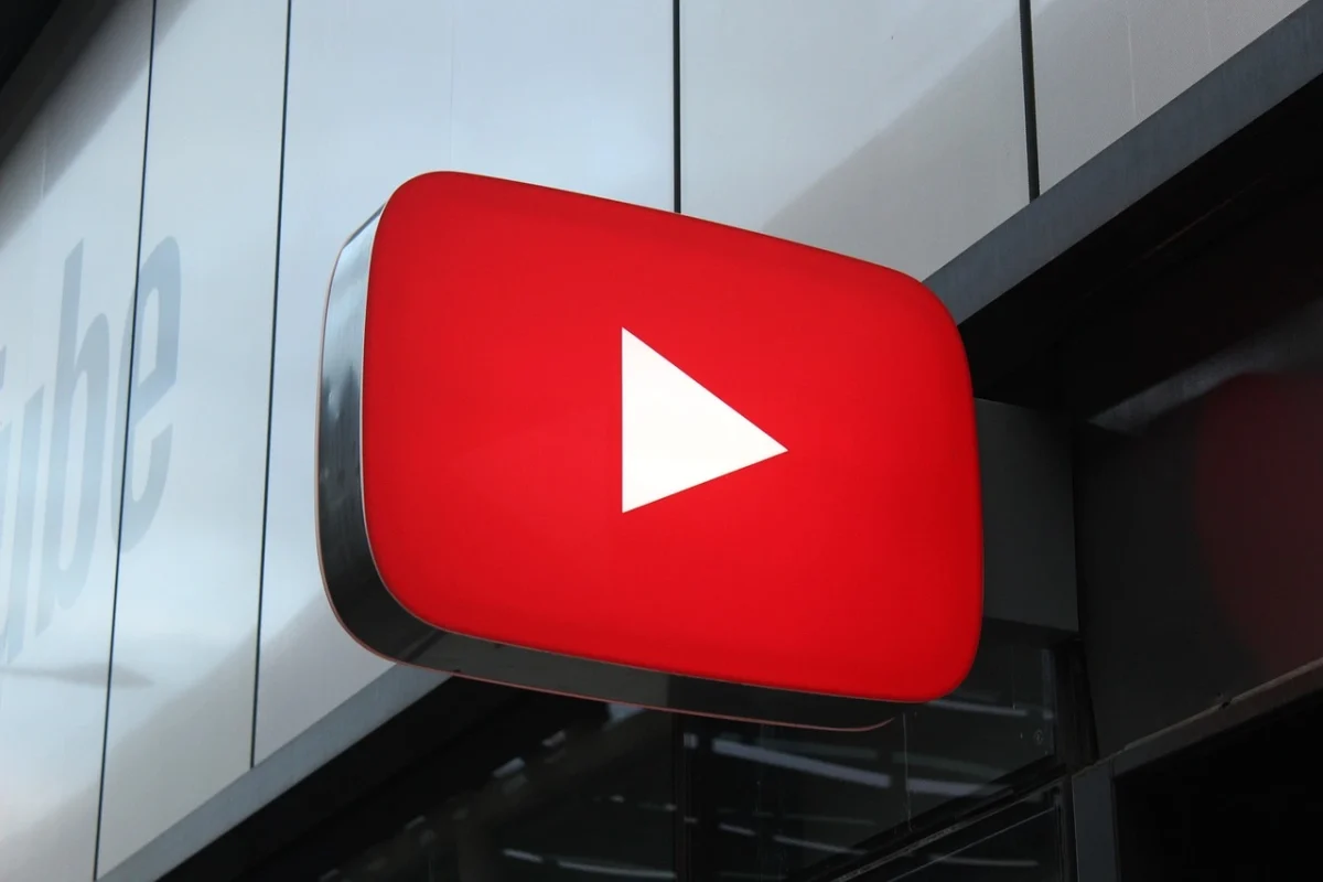 Google expande medidas para proteger adolescentes no youtube