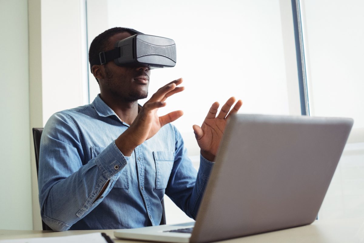 Homem usando vr para trabalho