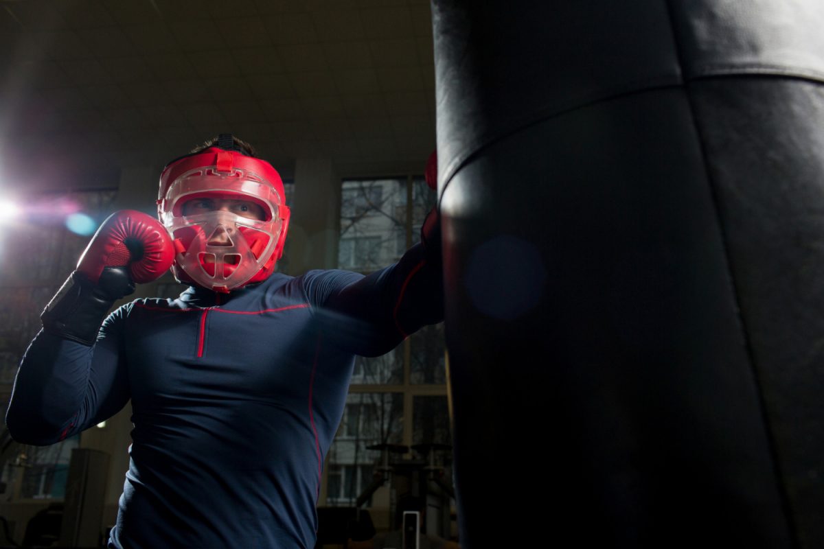 Praticando boxe